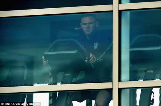 
Rooney phải tập riêng chờ hồi phục chấn thương
