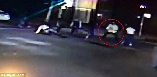 
Những hình ảnh về vụ ẩu đả được camera an ninh của cửa hàng rượu A&P ghi lại. Spencer Stone được cho là người mặc áo trắng được khoanh màu đỏ. Ảnh: AP/ Daily Mail
