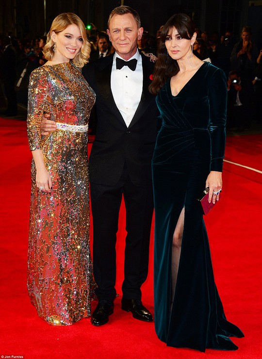 Daniel Craig cùng hai Bond girl