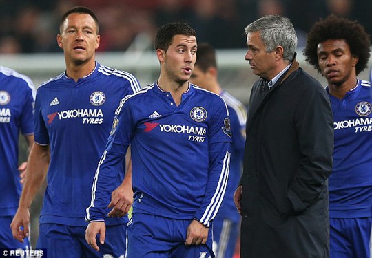 Hazard và Fabregas được cho là dẫn đầu nhóm tạo phản Mourinho