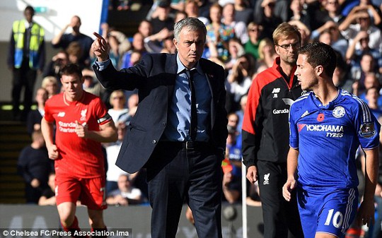 
Mourinho tỏ thái độ không hài lòng với Hazard
