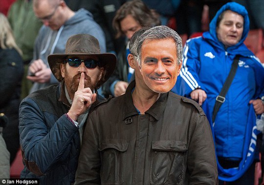 CĐV Chelsea đeo mặt nạ hình ông Mourinho