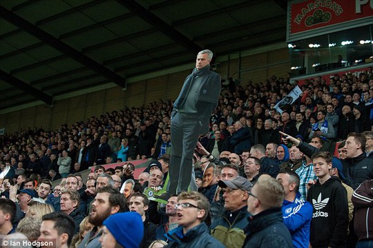 
Không có HLV Mourinho chỉ đạo do án phạt ở trận gặp Stoke City, CĐV Chelsea đã mang nhiều hình nộm của ông vào sân Britianna
