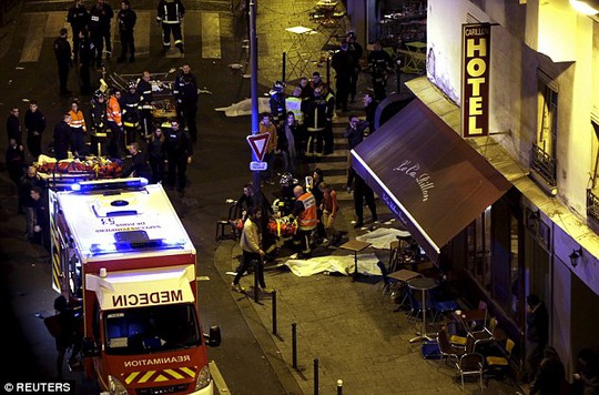Hiện trường hỗn loạn trong vụ khủng bố ở Paris