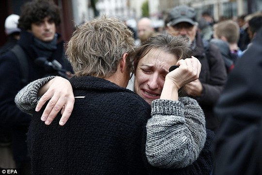 Người dân bật khóc sau khi đặt hoa tưởng niệm người đã khuất vì khủng bố