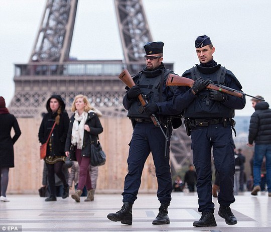 Pháp vẫn còn bàng hoàng sau 6 vụ tấn công khủng bố liên hoàn