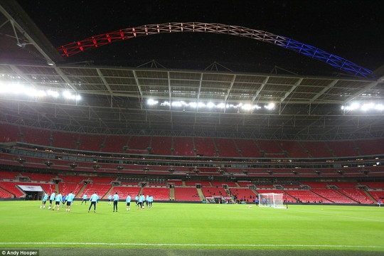 
Các cầu thủ Pháp trên sân Wembley chuẩn bị gặp chủ nhà Anh

