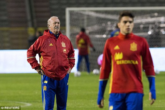 
Các cầu thủ Tây Ban Nha và Bỉ tập luyện trước khi nhận tin trận đấu bị hủy
