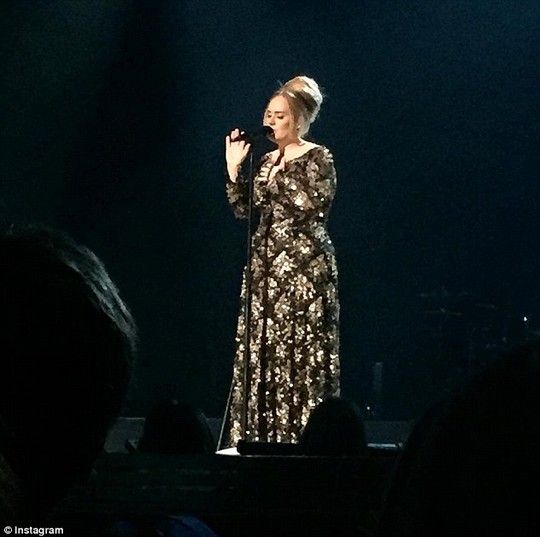 Adele trình diễn trên sân khấu New York sau 4 năm vắng bóng