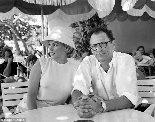 Monroe và chồng Arthur Miller trong chuyến du lịch năm 1957