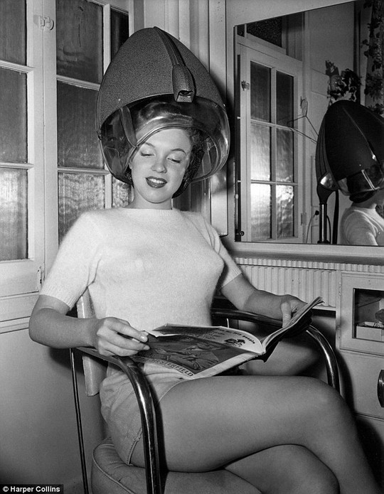 Marilyn chăm sóc tóc năm 1946