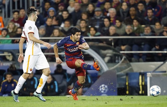 Suarez ghi bàn vào lưới AS Roma sáng 25-11