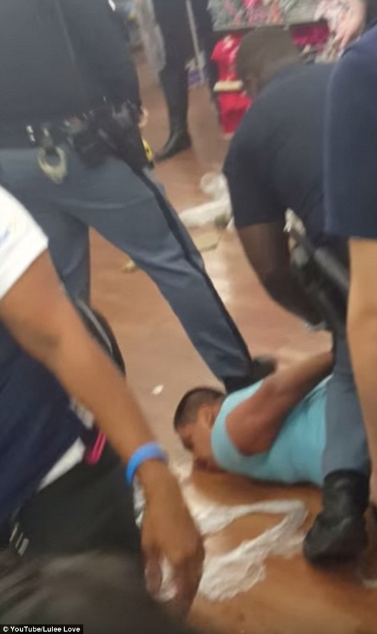 
Người đàn ông bị còng tay vì đấm cảnh sát
