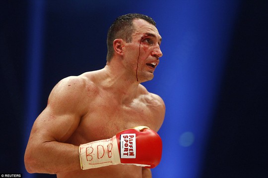 
Klitschko bị rách mí mắt
