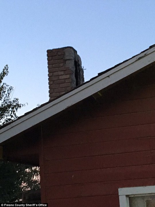 Tên trộm dường như đã lẻn vào nhà bằng đường ống khói. Ảnh: Fresno County Sheriffs office