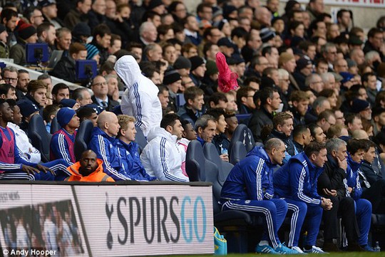 
Costa ném áo về phía HLV Mourinho trogn trận hòa Tottenham
