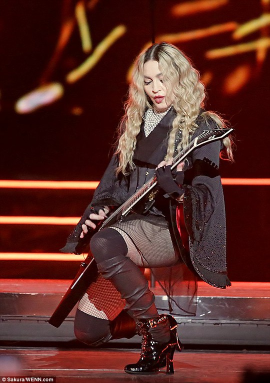 Madonna trình diễn sau khi nổi đóa phản pháo khán giả