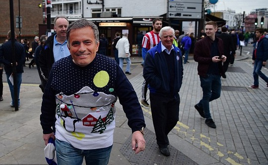 
Một CĐV Chelsea ủng hộ Mourinho
