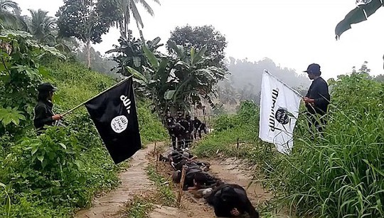 
Các tân binh IS bò dưới dây thép gai. Ảnh: Daily Mail
