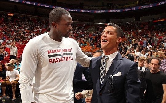 Ronaldo trò chuyển với ngôi sao bóng rổ Luol Deng