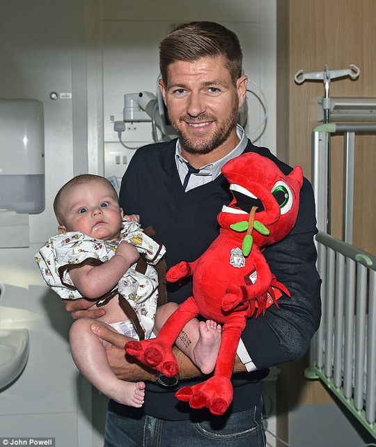 
Cựu cầu thủ Liverpool Gerrard tăng quà cho bệnh nhi tại một bệnh viện
