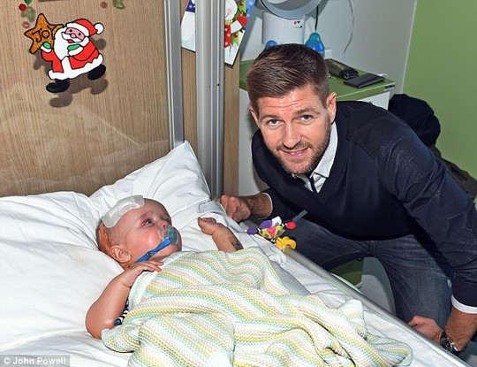 Gerrard trở lại Liverpool để tham gia hoạt động từ thiện cùng đội bóng cũ