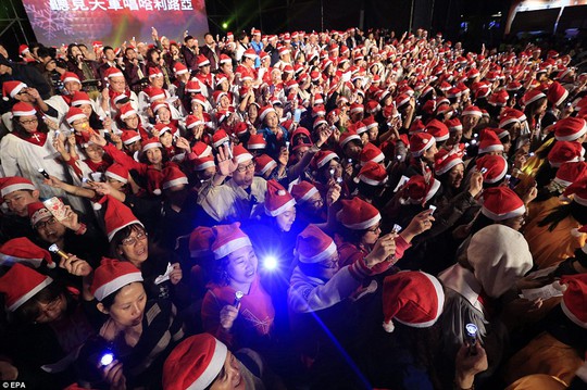 Người dân tham dự buổi hòa nhạc cùng nhau tại TP Tân Bắc. Ảnh: EPA