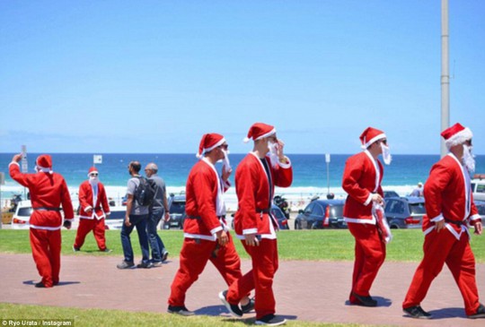 Một số người còn mặc trang phục ông già Noel đi dạo ở bãi biển. Ảnh: Instagram