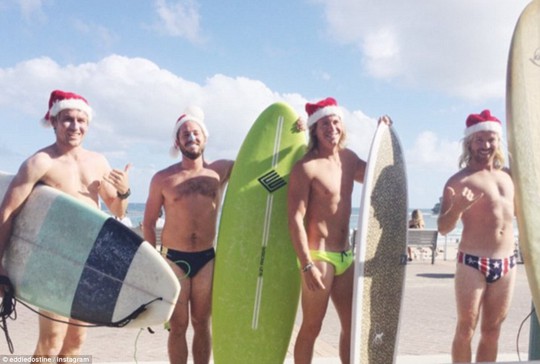Người dân đội nón ông già Noel chơi lướt sóng. Ảnh: Instagram