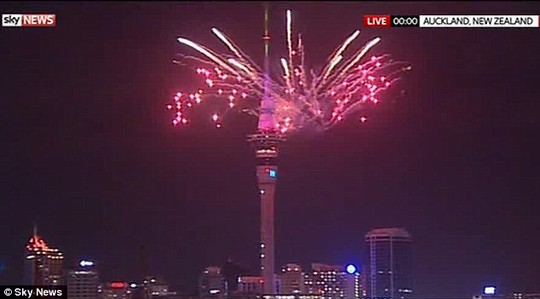 Sky Tower ở Auckland của New Zealand lộng lẫy pháo hoa chào năm mới