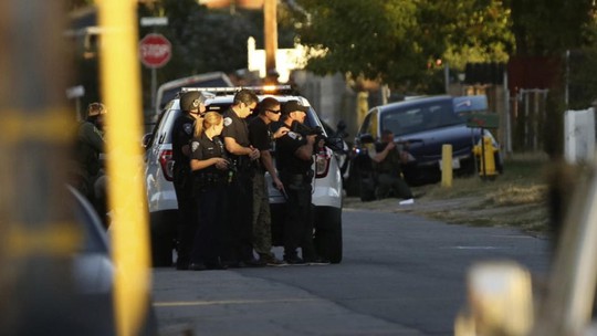 
Cảnh sát có mặt tại một khu dân cư của San Bernardino. Ảnh: Los Angeles Times
