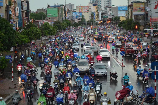 Nhiều người đứng chôn chân dưới trời mưa hàng giờ ở khu vực cầu vượt Nguyễn Chí Thanh (Hà Nội)Ảnh: NGUYỄN HƯỞNG