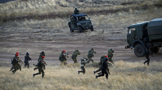 
Quân đội Nga tham gia cuộc tập trận Trung tâm - 2015. Ảnh: RIA Novosti
