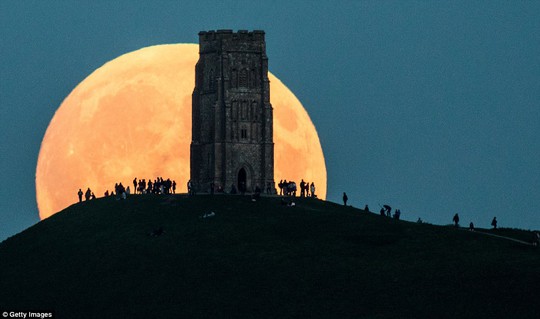 
Người dân đi xem “trăng máu” tại Glastonbury, Somerset, Vương Quốc Anh
