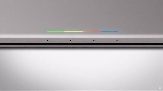 Dàn đèn LED hiển thị mức pin giống Chromebook Pixel, trang bị 4 micro để hỗ trợ tính năng điều khiển bằng giọng nói chính xác.