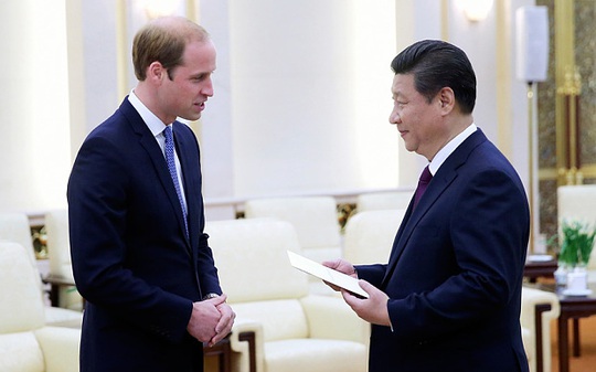 Hoàng tử William (trái) thăm Trung Quốc đầu năm nay. Ảnh: AP