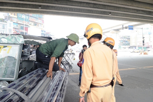 Theo đó, nhiều xe 3 bánh cồng kềnh, tiềm ẩn nguy cơ mất an toàn giao thông và ách tắc giao thông đã bị xử lý