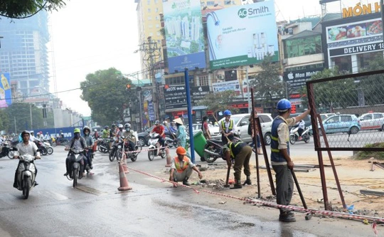 Sáng ngày 26-10, Ban quản lý dự án đường sắt đô thị Hà Nội đã cho công nhân tháo dỡ những “lô cốt” tại đường Xuân Thủy