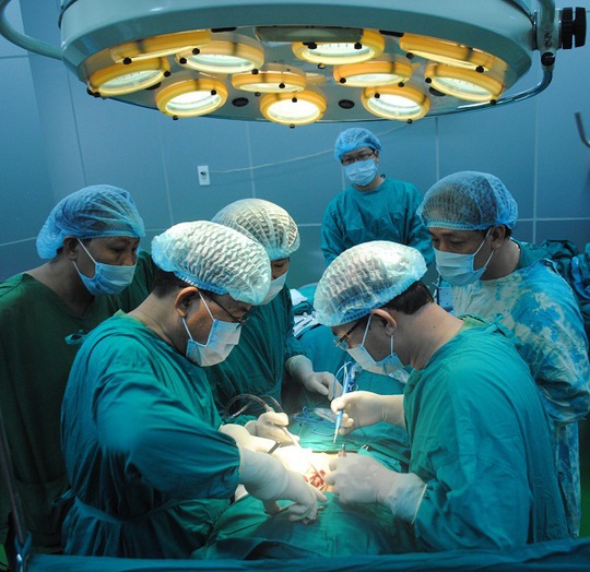 
Một số loại phẫu thuật đòi hỏi cán bộ y tế có chuyên môn cao, ngành Y tế Ninh Thuận phải có sự trợ giúp của bác sĩ ở các bệnh viện TPHCM
