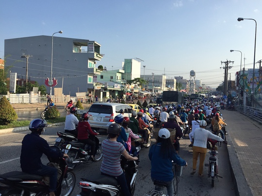 
Ùn tắc giao thông trên đường Nguyễn Văn Cừ do triều cường
