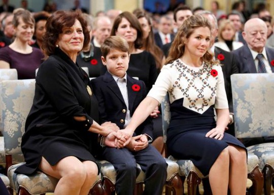 Vợ ông Trudeau, Sophie Gregoire (phải) cùng con trai Xavier và bà Margaret Trudeau trong lễ nhậm chức. Ảnh: Reuters
