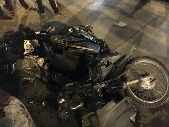 Chiếc xe máy nát vụn sau vụ tai nạn kinh hoàng