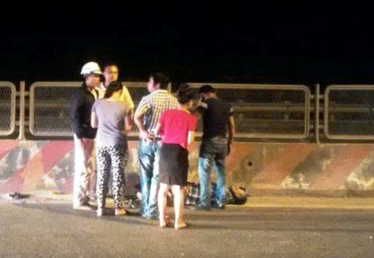 
Tài xế chiếc xe bồn bị đánh trọng thương nằm sõng soài trên Quốc lộ 1A đoạn qua Thanh Hóa
