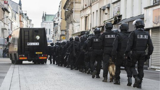 Lực lượng an ninh Pháp tham gia cuộc đột kích hôm 18-11. Ảnh: Bộ Nội vụ Pháp