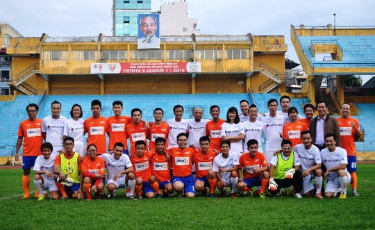 Đội “Ngôi sao” và đội sinh viên trường Đại học Giao thông Vận tải Hà Nội chụp ảnh lưu niệm