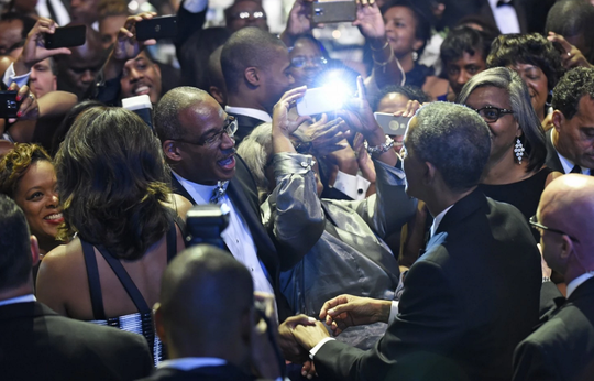 Tổng thống Obama và phu nhân chào đón quan khách tham dự bữa tối ở Washington tháng 9-2014. Ảnh: AP