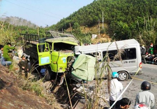 Chiếc xe tải hết niên hạn sử dụng vẫn lưu hành dẫn tới vụ tai nạn giao thông thảm khốc trên đường mòn Hồ Chí Minh đoạn qua huyện Như Xuân (Thanh Hóa) vào ngày 24-1