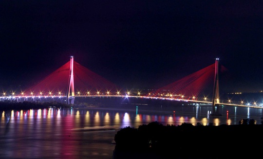 
Hơn 350 bộ đèn cao áp công suất lớn ở hai bên thành cầu chính và các dây văng trên cầu Cần Thơ.
