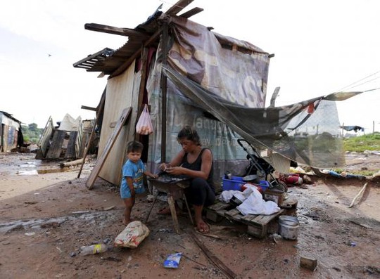 Người dân dựng lều sống tạm chờ nước rút. Ảnh: Reuters