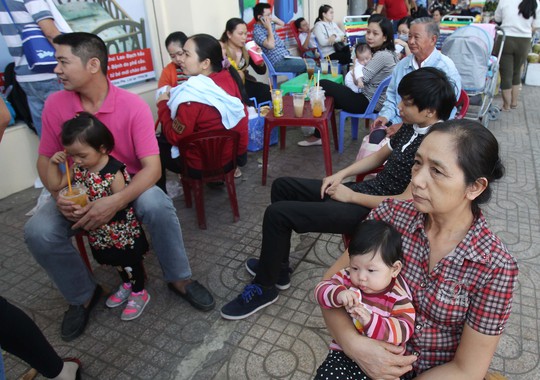 
Số thứ tự thì ít, người cần tiêm thì nhiều nhưng khác với hình ảnh chen lấn xô đẩy trước đó tại Hà Nội, các gia đình tại TP HCM chọn cách xếp hàng, nhiều gia đình ngồi đợi tại các quán nước trước bệnh viện

